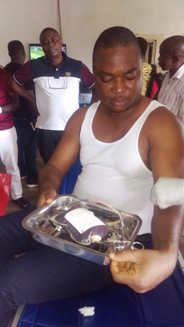 Lawrence-Achuta-blood-donation